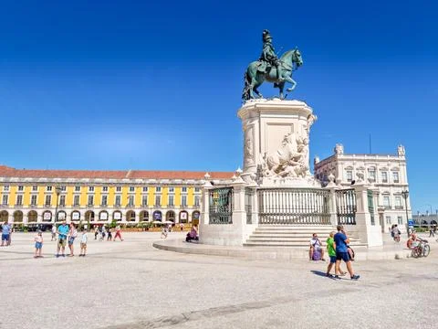 People walking in the Commerce square (Praca do Comercio), Lisbon, Portugal Stockfoto's