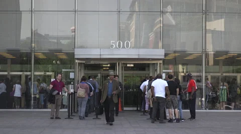 People walking into courthouse in DC Vídeos de archivo 65530497