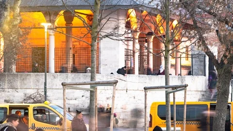 People walking in the courtyard of the mosque, Time lapse in Istanbul, Turkey Vídeo Stock 124221884
