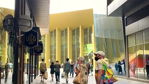 People Walking in the  DFO of Melbourne Vidéo 221213122