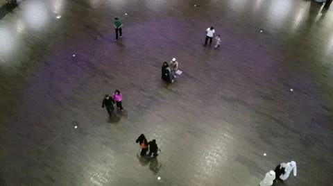 People walking in different directions Video stock 11128126