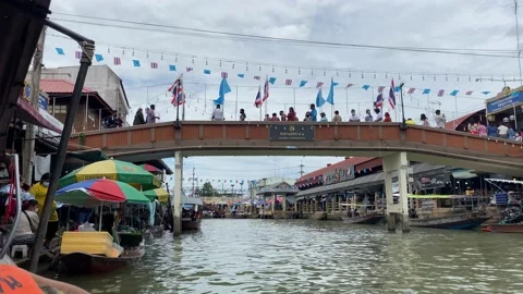 People walking down the bridge across canals in floating market. Video stock 205072968