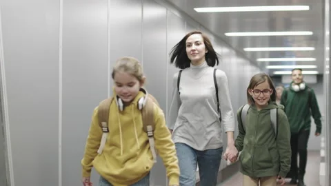 People Walking Down Corridor Boarding On Plane Видео 147462235