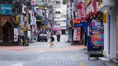 People walking down a small street in Seoul downtown, South Korea 스톡 동영상 343107460