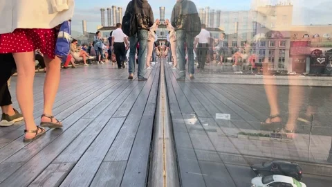 People walking on floating bridge in zaradye park Vidéo 147330284