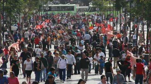 People walking Stockbeeldmateriaal 33495627