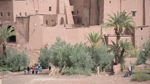 People walking in front of Ait Ben Haddu, Stock Footage 49569770