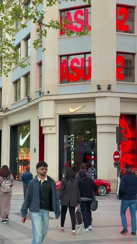 People walking in front of the Nike store on the Champs-Élysées in Paris Vídeo Stock 336678499