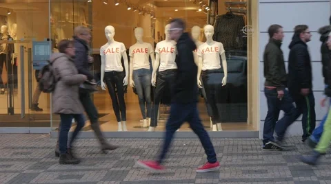People walking in front of a shop window during winter sales Video stock 45820215