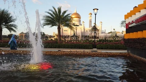 People walking in front of Sultan Omar Ali Saifuddin Mosque Stock Footage 100943108