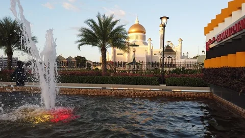 People walking in front of Sultan Omar Ali Saifuddin Mosque Video stock 100943566