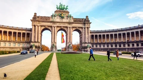 People walking in front of Triumph Arch, Cinquantenaire park in Brussels Vídeo Stock 120404935