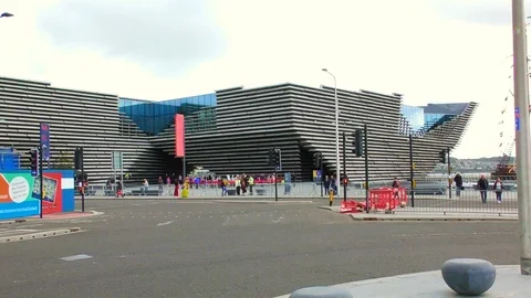 People walking in front of V&amp;A museum dundee Video stock 95049166