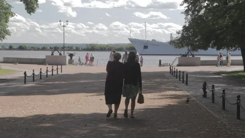 People walking in harbour 動画素材 101605699
