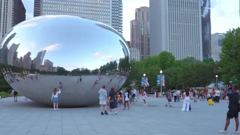 People Walking Near Cloud Gate Sculpture In Millennium Park Chicago Downtown Stock Footage 336272027