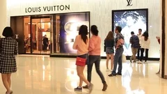 Louis Vuitton store in Siam Paragon mall, Bangkok, Thailand Stock Photo -  Alamy