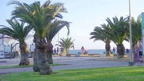 People walking next to the ocean Stockbeeldmateriaal 79605759