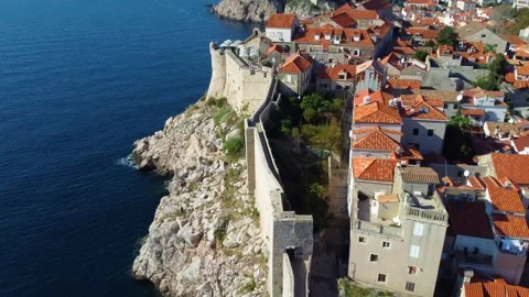 People walking on the old town wall of dubrovnik, croatia 스톡 동영상 337080518
