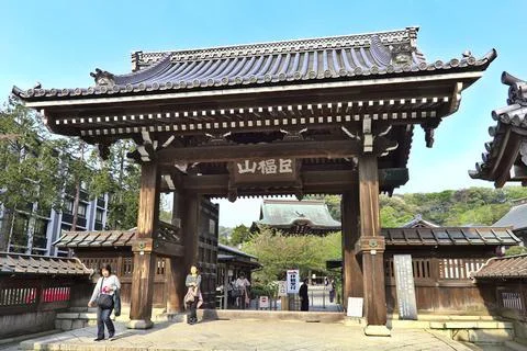 People walking by the Outer Gate in the Kencho-ji Temple, Kamakura, Japan Stockfoto's