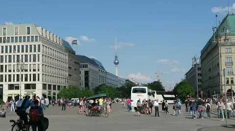 People walking over the Pariser Platz in 스톡 동영상 63170368