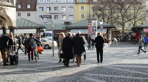 People walking over the Viktualienmarkt in Munich. Video stock 66446751
