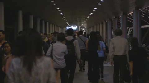 People Walking on overpass &amp; Skytrain at Chong Nonsi BTS Station (Slow Motion) Video stock 48619592