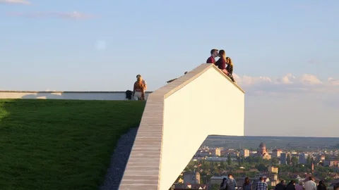People Walking Park Hill Sunset Leisure Family Time City View Stockbeeldmateriaal 128490429