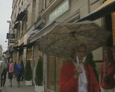 People walking past Givenchy shop Video stock 8917271