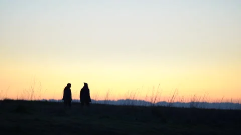 People walking on a path at sunset Vidéo 143667394