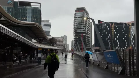 People walking in the rain at the Melbourne train station Stock-Footage 219955451