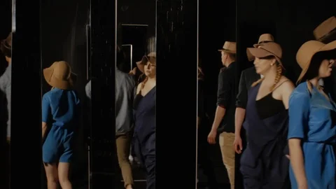 People walking randomly through the mirrors 库存影片 106978279
