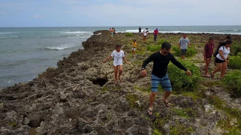 People walking on reef fly over zoom out Video stock 89885003