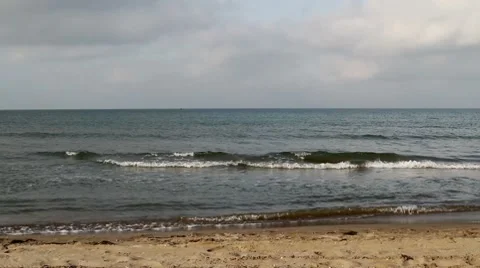 People walking on the shore Vidéo 7757524