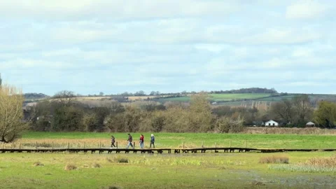 People walking at Spring landscape at Bourne End, Marlow, Buckinghamshire, .. Vidéo 330802937