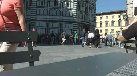 People walking in a square. Vídeos de archivo 63763697
