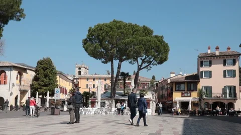 People walking in the square Vidéo 106286642