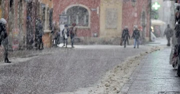 People walking on the streets of Warsaw's Old Town.  Snowy weather. Stock-Footage 85705301