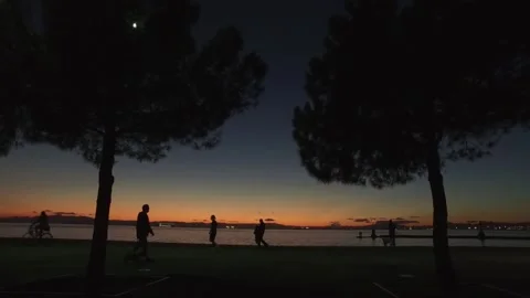 People walking in the sunset Vídeo Stock 142751654