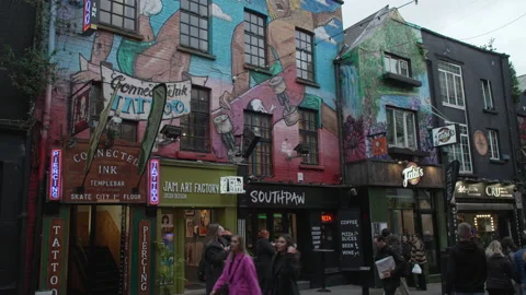 People walking in the Temple Bar  District of Dublin, Ireland 库存影片 237163033