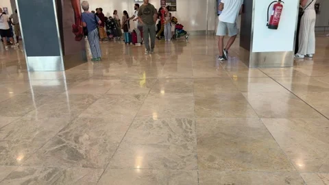 People walking through a busy terminal hall Vídeo Stock 344583053