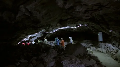 People walking through the cave 库存影片 76689050