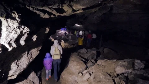 People walking through the cave 库存影片 76689088