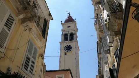 People walking through the old town part of Corfu town (Greece) Vídeo Stock 92863101