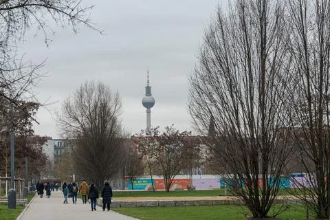 People Walking Through Park with Berlin TV Tower in Background, Winter: 25 .. 스톡 사진