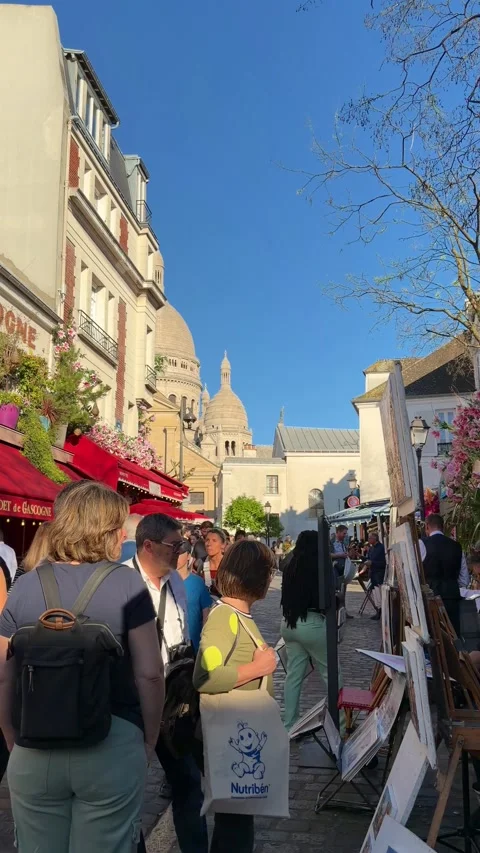 People walking through the Place du Tertre in Montmartre Stock Footage 337783553