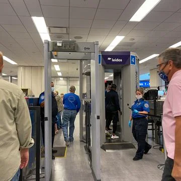 People walking through the security line at Orlando International Airport MCO 스톡 사진