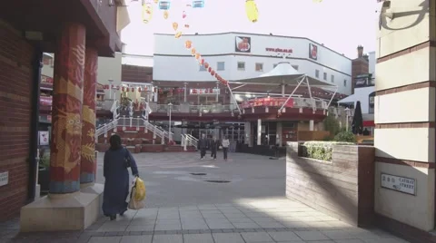 People walking through shopping centre Vidéo 64125372