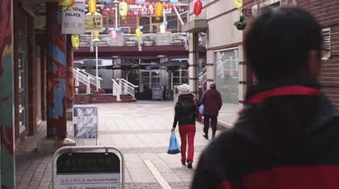 People walking through Shopping Centre Vidéo 64125548