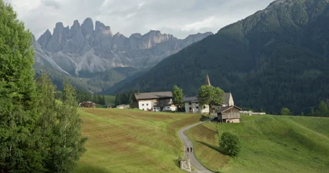People walking towards st. Johann in ranui church in the dolomites Видео 340778357