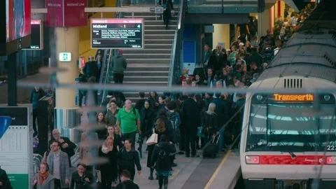 People walking in a train station 库存影片 200219013